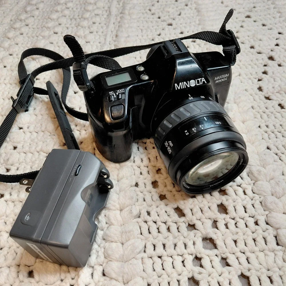 MINOLTA Maxxum 3000i 35mm Film Camera‎ & Charger Promaster Untested No Battery